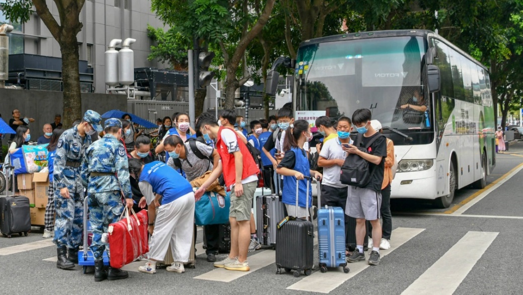 深大預備役志愿者幫助新生運送行李.jpg