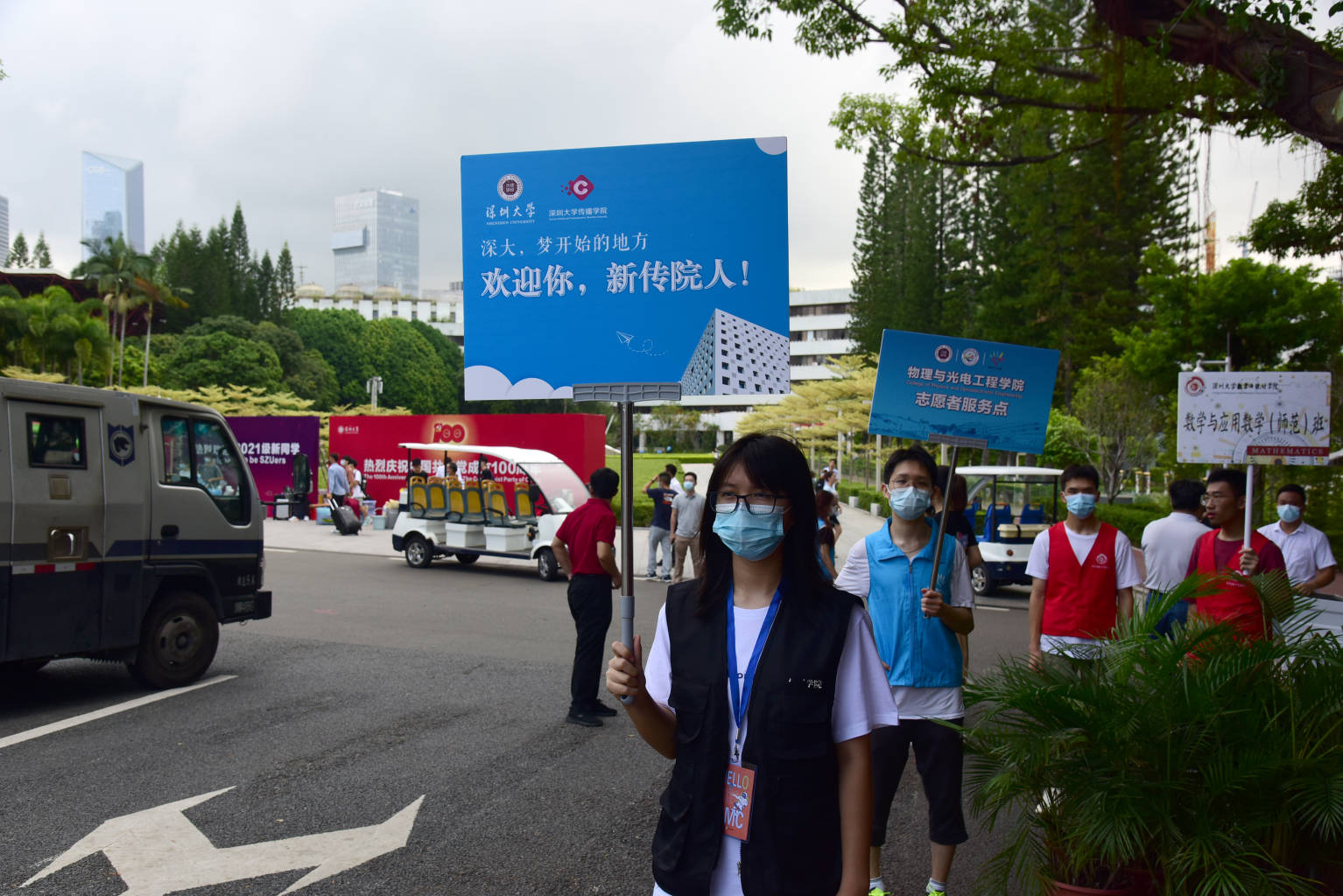 各學院志愿者引導新生報到.jpg