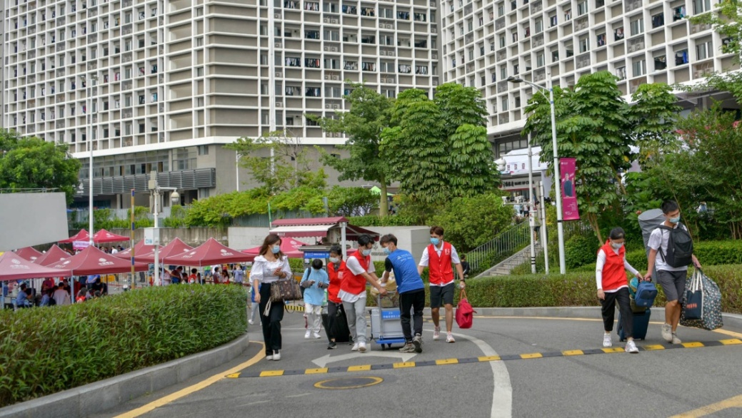 麗湖校區的“紅馬甲”志愿者為新生報到提供服務.jpg